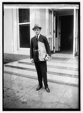 Photo:Simon Elwes British War Artist 1922 Hat Suit Portfolio Steps picture