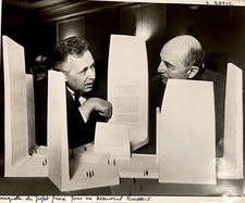 A model/maquette for a ROOSEVELT memorial is examined by Pietro BECCUSSHI picture