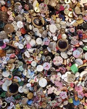 Buttons Mixed Lot Of 500 pcs of OLD VINTAGE , ALL TYPES & SIZES Bulk Lot picture