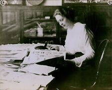 LG771 1916 Original Photo GORDON & FERGUSON WORKER Beautiful Woman Reads Paper picture
