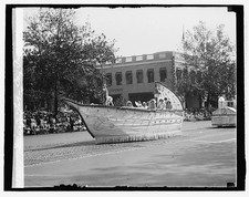 Photo:1929 Firemen's Labor Day Parade Float and Crowd picture