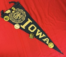 Vtg University of Iowa Felt Pennant w 5 Homecoming Pinback Buttons 1938 1945 picture