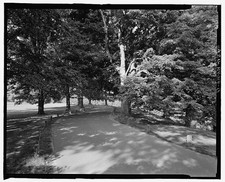 Photo:NPS Route 10 overlook road with guideposts and chains 1900s picture