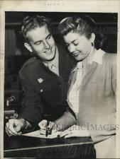 1945 Press Photo Sgt. Ben Gage and Esther Williams - lrx52173 picture