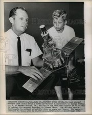 1962 Press Photo Mariner Project Manager Jack James with George Dunbar picture