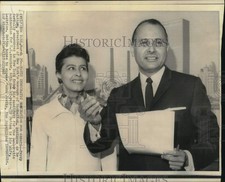 1968 Press Photo Percy Sutton & wife Leatrice at news conference in New York picture