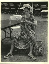 1977 Press Photo Geraldine Chaplin relaxing on 